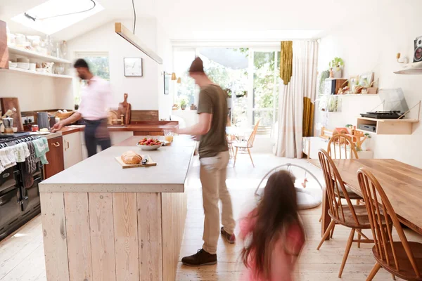 Hetzelfde Geslacht Man Paar Met Dochter Maken Ontbijt Thuis Samen — Stockfoto