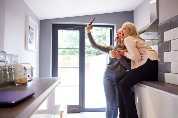 Two Female College Students Taking Selfie Rented House Kitchen — Stock Photo, Image