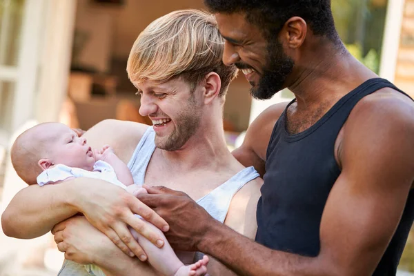 Αγαπώντας Αρσενικό Ίδιο Φύλο Ζευγάρι Αγκαλιάζοντας Την Κόρη Του Μωρού — Φωτογραφία Αρχείου