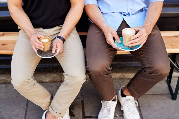 Primer Plano Dos Hombres Sentados Fuera Cafetería Bebiendo Café —  Fotos de Stock