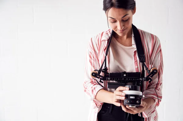 Vrouwelijk bemanningslid op video filmset werkt draadloos Volg F — Stockfoto