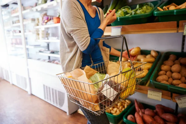 Close Female Customer Shopping Basket Buying Fresh Produce Organic Farm — Stock Photo, Image