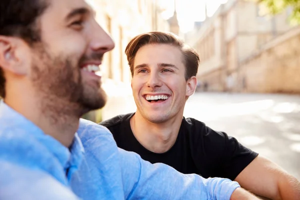 Amour mâle gay couple en vacances marchant le long de la rue de la ville — Photo