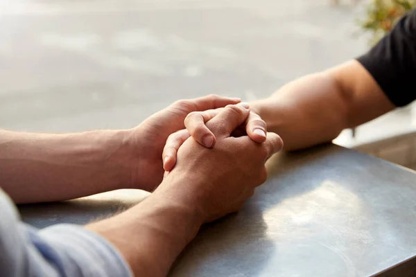 Close Loving Hombre Pareja Gay Sentada Mesa Cafetería Con Las — Foto de Stock