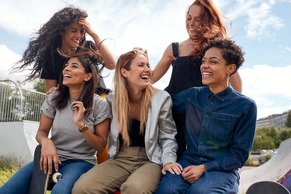 Csoportja Női Barátok Gördeszka Találkozó Városi Skate Park — Stock Fotó