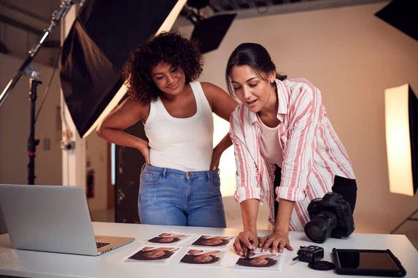 Pho Portresinden Kadın Müşteri Düzenleme Resimleri Fotoğrafçısı — Stok fotoğraf