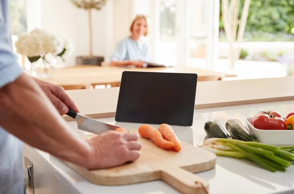 Homme Âgé Suivant Recette Sur Tablette Numérique Comme Épouse Trouve — Photo