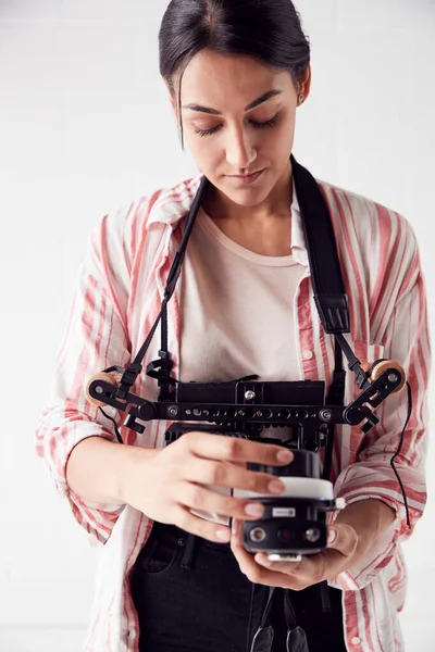 Vrouwelijk bemanningslid op video filmset werkt draadloos Volg F — Stockfoto