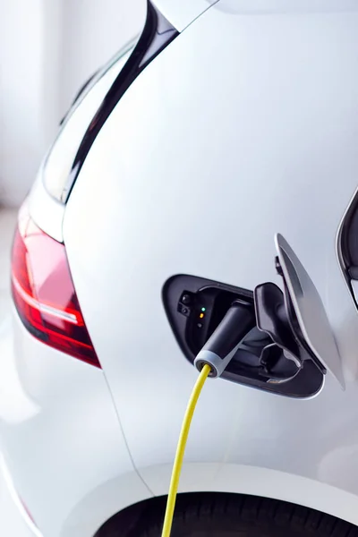 Närbild Power Cable Charging Miljövänlig Noll Utsläpp Elbil Garage — Stockfoto