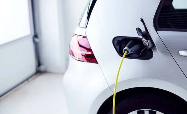 ガレージで環境に優しいゼロ エミッション電気自動車を充電する電源ケーブルの閉鎖 — ストック写真