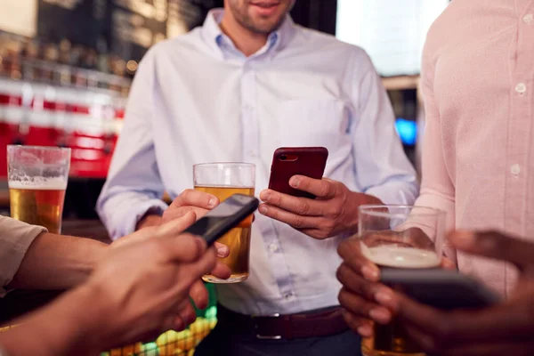 Группа Друзей Мужчин Проверяет Мобильные Телефоны Время Встречи Напитков Баре — стоковое фото