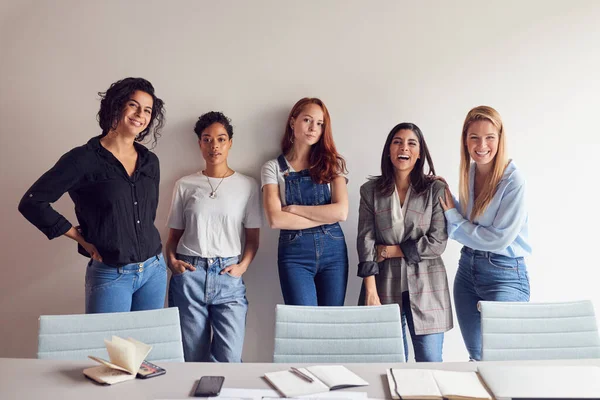 Retrato Del Equipo Empresarial Femenino Joven Pie Junto Mesa Sala — Foto de Stock