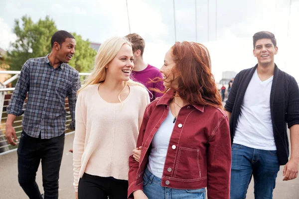 Groupe Amis Étudiants Marchant Travers Pont Dans Ville Ensemble — Photo