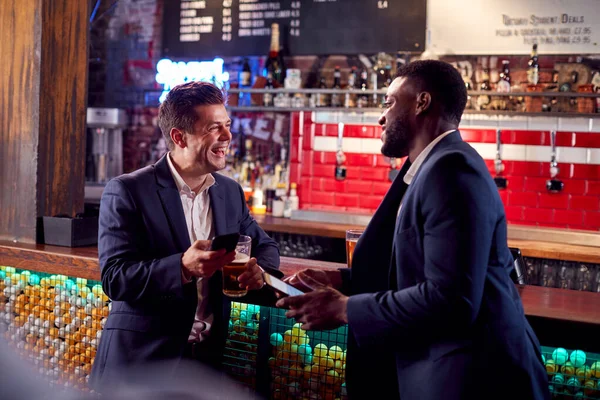 Twee Zakenmannen Ontmoeten Elkaar Voor Een Drankje Socialiseren Bar Het — Stockfoto