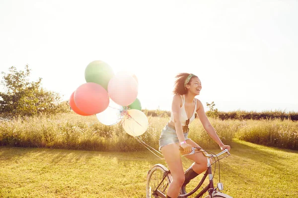 Mujer Joven Montando Bicicleta Decorada Con Globos Través Campiña Contra —  Fotos de Stock