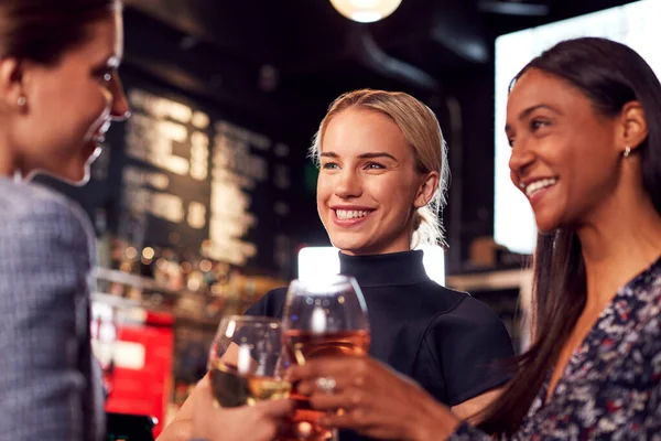Drei Frauen Stoßen Während Sie Sich Der Bar Nach Der — Stockfoto
