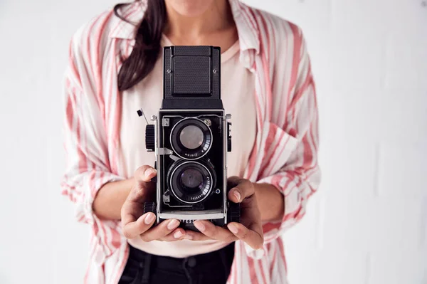 Vrouwelijke fotografe met vintage medium formaat camera op foto S — Stockfoto