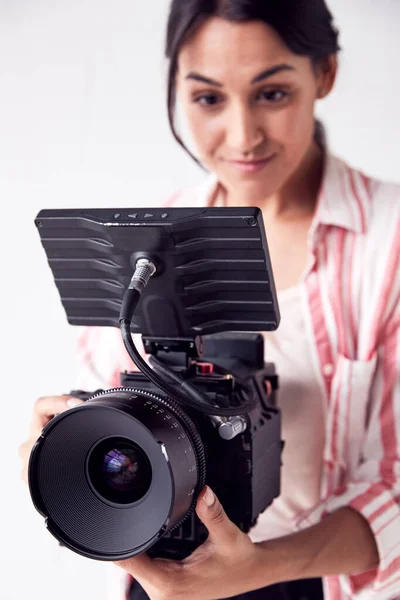 Videógrafa femenina con cámara de vídeo Filmando película en blanco Stu — Foto de Stock