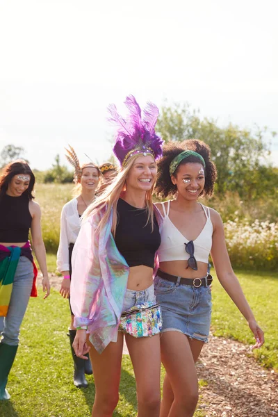 Vrouwelijke Vrienden Wandelen Terug Naar Tent Outdoor Music Festival — Stockfoto