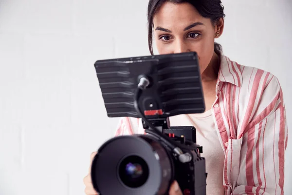 Vidéographe Féminin Avec Caméra Vidéo Tournage Film In White Stu — Photo
