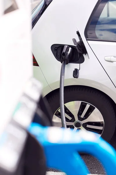 Close Power Cable Charging Electric Car Outdoors Supermarket Car Park — Stock fotografie