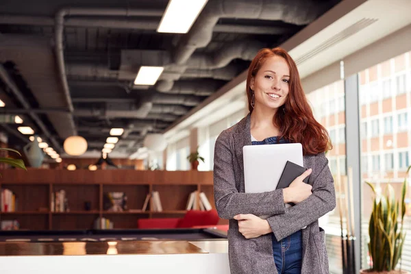 Porträtt Lättklädda Unga Affärskvinna Står Modern Öppen Plan Arbetsplats — Stockfoto