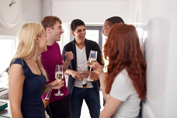 Grupp College Studenter Delat Hus Kök Umgås Och Dricka Tillsammans — Stockfoto