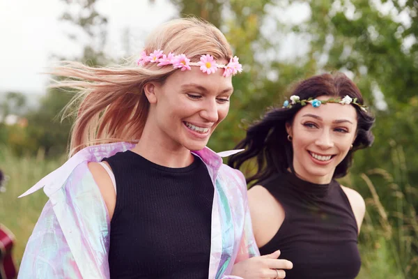 Két Izgatott Fiatal Női Barátok Érkező Zenei Fesztivál Walking Field — Stock Fotó