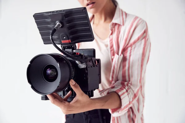 Videógrafa feminina com câmera de vídeo filme de filmagem em branco Stu — Fotografia de Stock