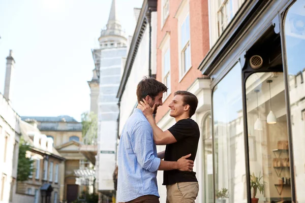 Liebevoll männlich gay pärchen umarmung draußen im stadt straße — Stockfoto