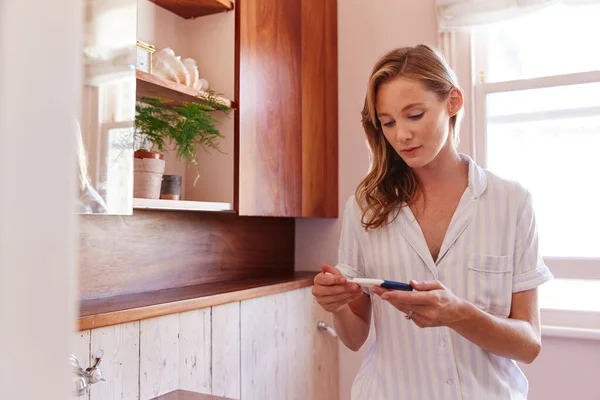 Mujer Mirando Positivo Resultado Prueba Embarazo Cuarto Baño —  Fotos de Stock