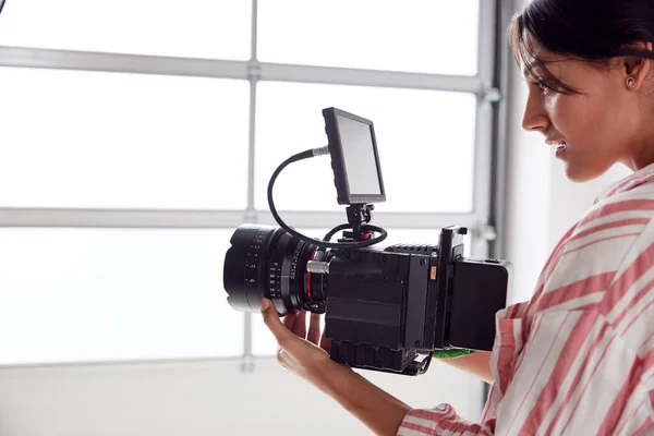 Videógrafa femenina con cámara de vídeo Filmando película en blanco Stu — Foto de Stock