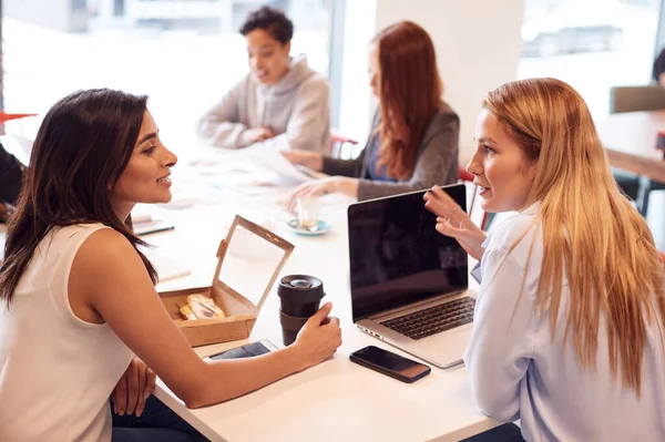 Group Young Businesswomen Sitting Table Modern Workspace Having Working Lunch — ストック写真