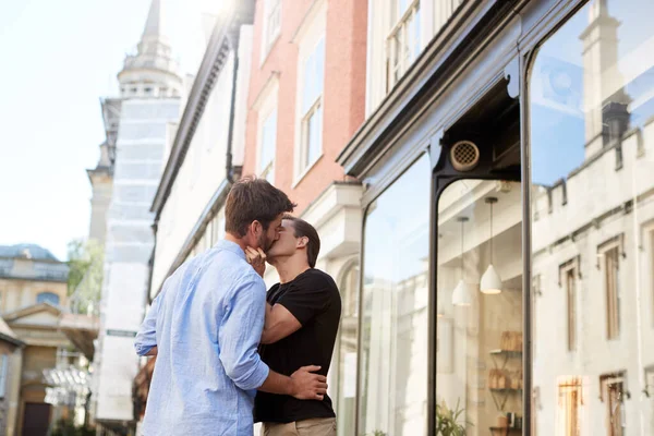 Amante Masculino Gay Casal Beijos Fora Na Cidade Rua — Fotografia de Stock