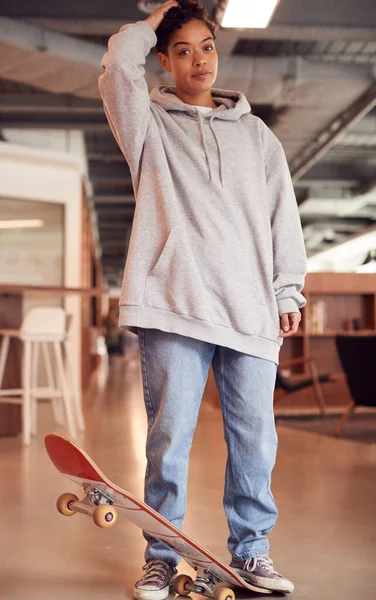 Retrato Uma Jovem Empresária Casualmente Vestida Com Skate Local Trabalho — Fotografia de Stock