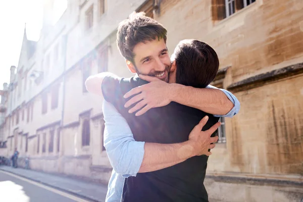 Amante macho gay pareja abrazando fuera en ciudad calle —  Fotos de Stock