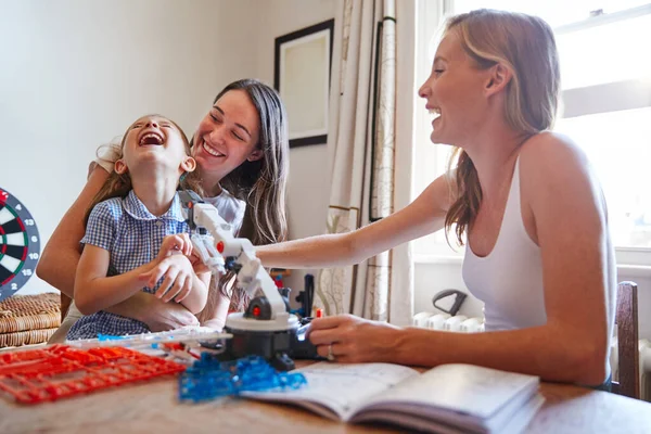 Samma Kön Kvinnliga Par Gör Robot Från Kit Med Dotter — Stockfoto