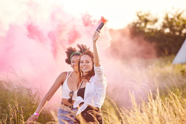 Twee Vrouwelijke Vrienden Kamperen Muziekfestival Lopen Door Het Veld Met — Stockfoto