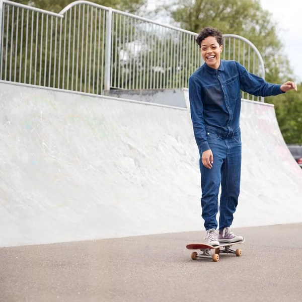 Freundinnen Mit Skateboards Und Fahrrad Laufen Durch Städtischen Skatepark — Stockfoto