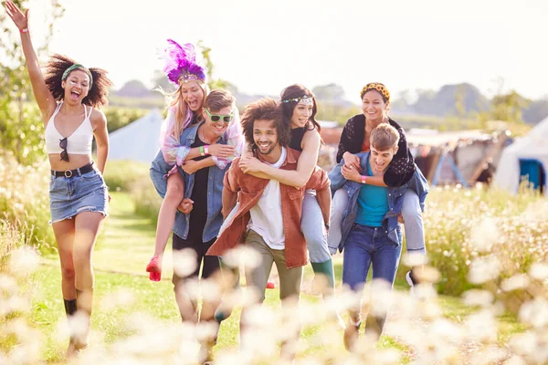 Grupo Amigos Caminando Vuelta Tienda Después Del Festival Música Aire — Foto de Stock