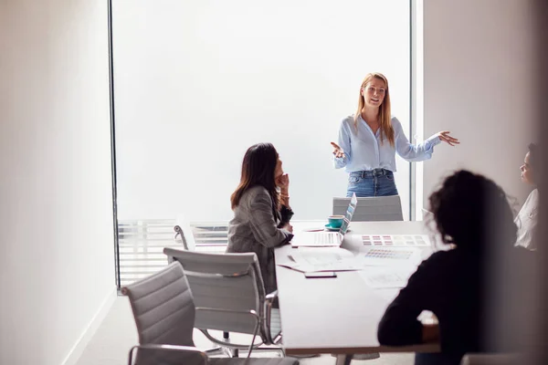 Female Boss Gives Presentation Team Young Businesswomen Meeting Table Modern — ストック写真