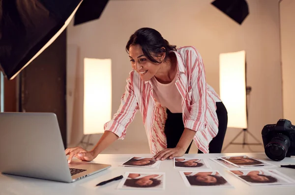 Fotografo femminile Montaggio di immagini da servizio fotografico in studio — Foto Stock