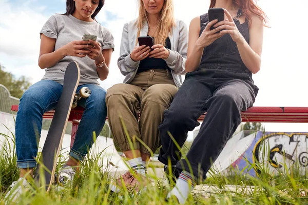 Group Female Friends Skateboard Using Mobile Phones Urban Skate Park — Stock Photo, Image