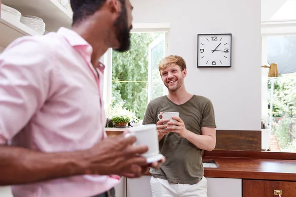 Hombre Mismo Sexo Pareja Casa Hablando Bebiendo Café Cocina Juntos — Foto de Stock