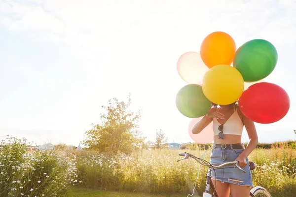 Ung Kvinna Med Cykel Gömd Ballonger Rider Genom Landet Mot — Stockfoto