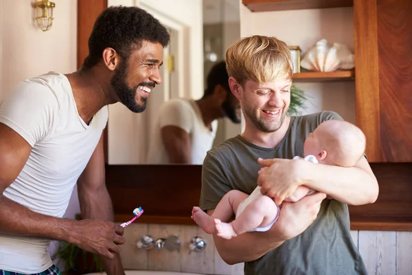 Amante Masculino Mesmo Sexo Casal Acariciando Filha Bebê Banheiro Casa — Fotografia de Stock