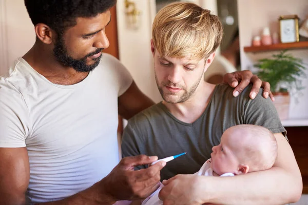 Masculino Mesmo Sexo Casal Verificando Bebê Filhas Temperatura Banheiro Casa — Fotografia de Stock
