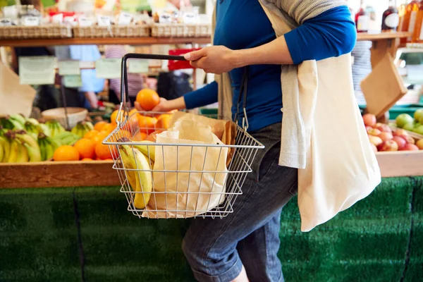 Close Cliente Feminino Com Cesta Compras Comprando Produtos Frescos Loja — Fotografia de Stock