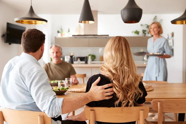 Gezin Met Senior Ouders Volwassen Nakomelingen Eten Maaltijd Rond Tafel — Stockfoto