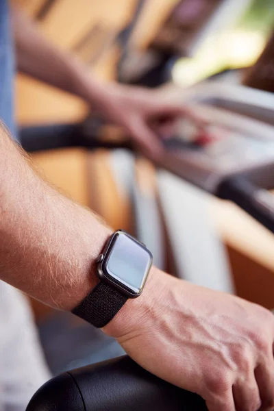 Close Man Cvičení Běžícím Pásu Nošení Smart Watch Kontrola Mobilního — Stock fotografie